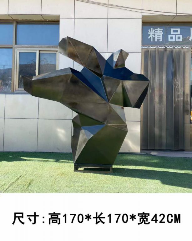 如何确保城市景观雕塑在户外环境中的稳定性