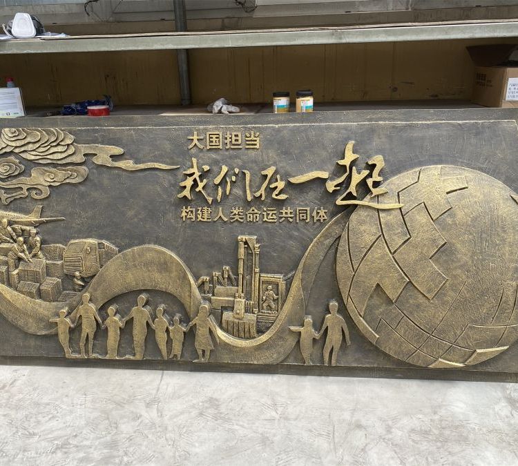 不同宗教的浮雕作品在表现手法和文化内涵上有哪些差异