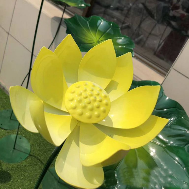 荷花雕塑的创作过程中,如何体现创新性