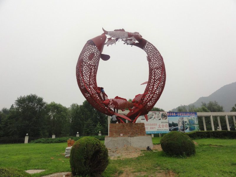鲤鱼雕塑在不同文化中有着怎样的象征意义