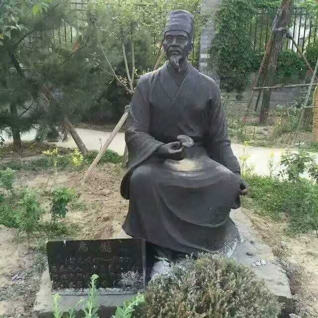 清洁锻铜雕塑时,如何避免损伤表面的纹理或浮雕细节