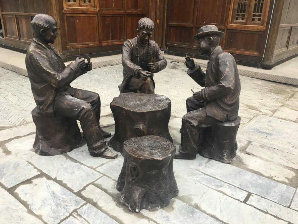 锻铜雕塑表面的涂层(如油漆、清漆)出现开裂、剥落,该如何修复