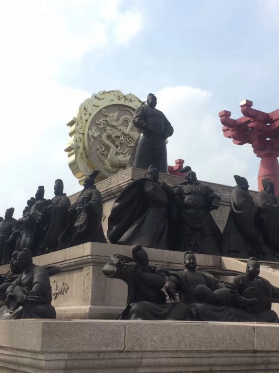 长期存放的锻铜雕塑(如仓库储存),需做好哪些防护措施