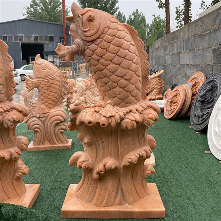 鲤鱼雕塑在不同文化中具有哪些核心寓意
