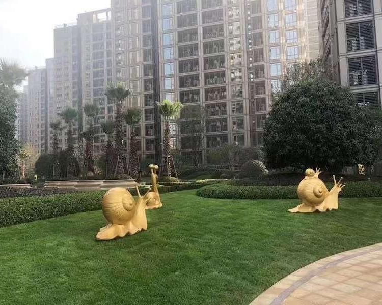 儿童主题的蜗牛雕塑在设计上有哪些特点