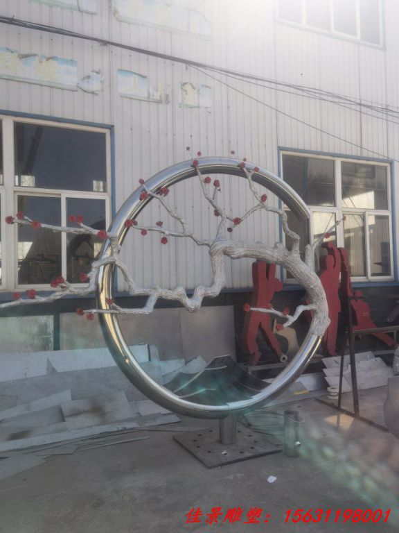 圆环雕塑常用的材料有哪些，不同材料对设计效果有何影响