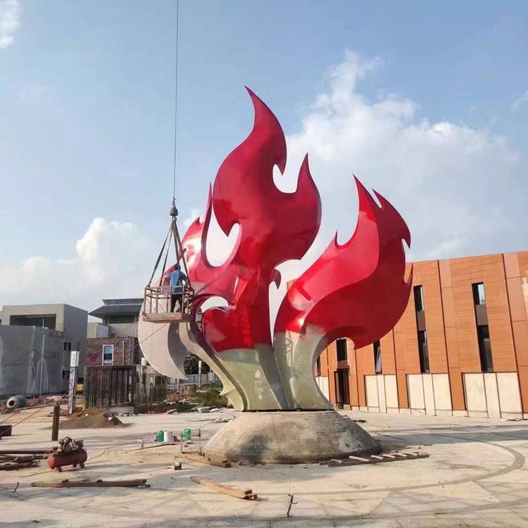 不同文化背景下，火焰雕塑的象征意义有何差异