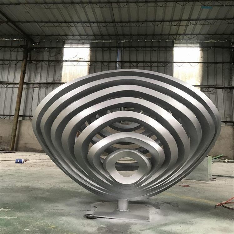 大型户外贝壳雕塑设计需要考虑哪些环境因素？