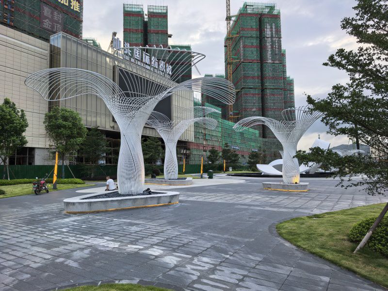 镂空树雕塑在室内空间应用时，如何搭配灯光与软装提升整体效果