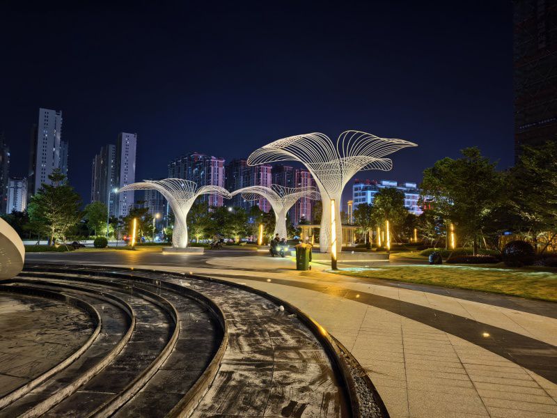 镂空树雕塑与传统实体树雕塑相比，在艺术价值与观赏体验上有何优