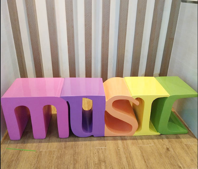 坐凳雕塑常用的材质有哪些？不同材质的特点及适用场景分别是什么