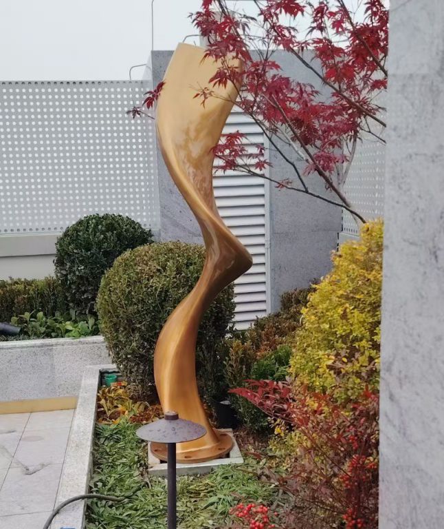 大型飘带雕塑与小型飘带雕塑，在提升造型艺术感的设计上有何差异