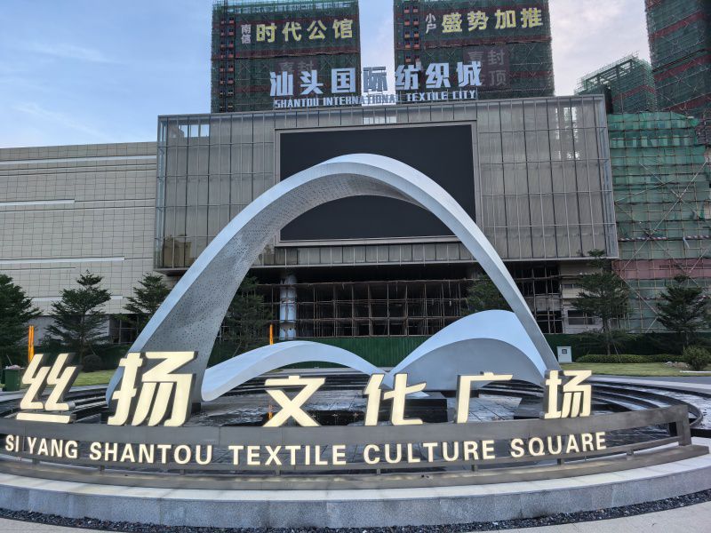 飘带雕塑造型设计中，如何避免同质化，打造具有独特艺术个性的作