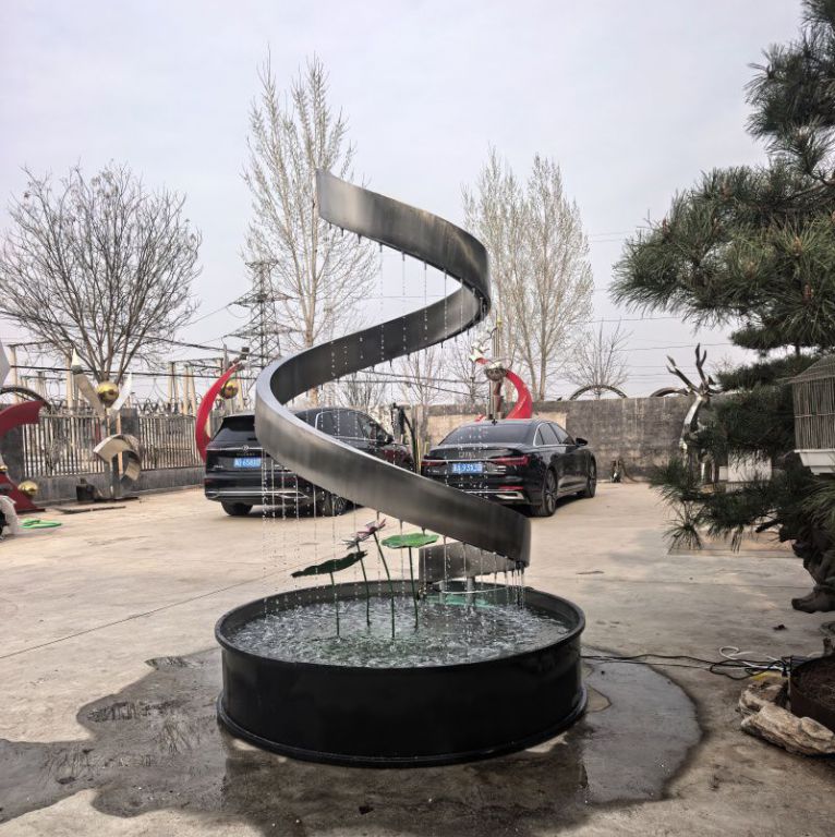 场景功能需求如何引导水帘雕塑的设计灵感，不同场景有哪些设计侧