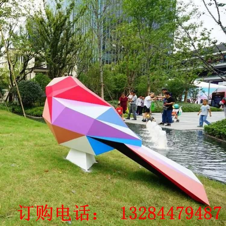 不锈钢彩绘几何切面小鸟雕塑