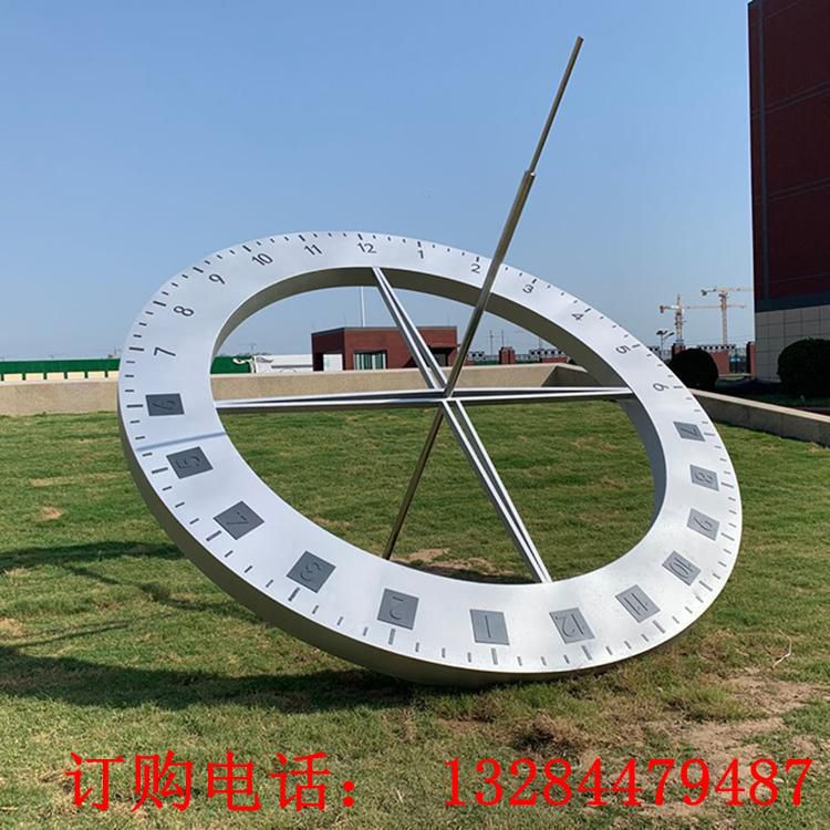 大型不锈钢钟表镜面雕塑