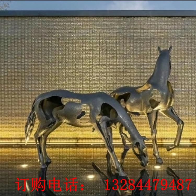 不锈钢抽象镂空马雕塑