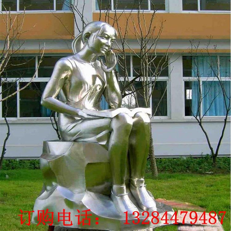 不锈钢镜面看书的女孩雕塑
