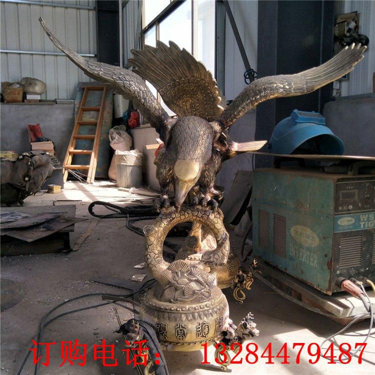 铸铜展翅老鹰雕塑