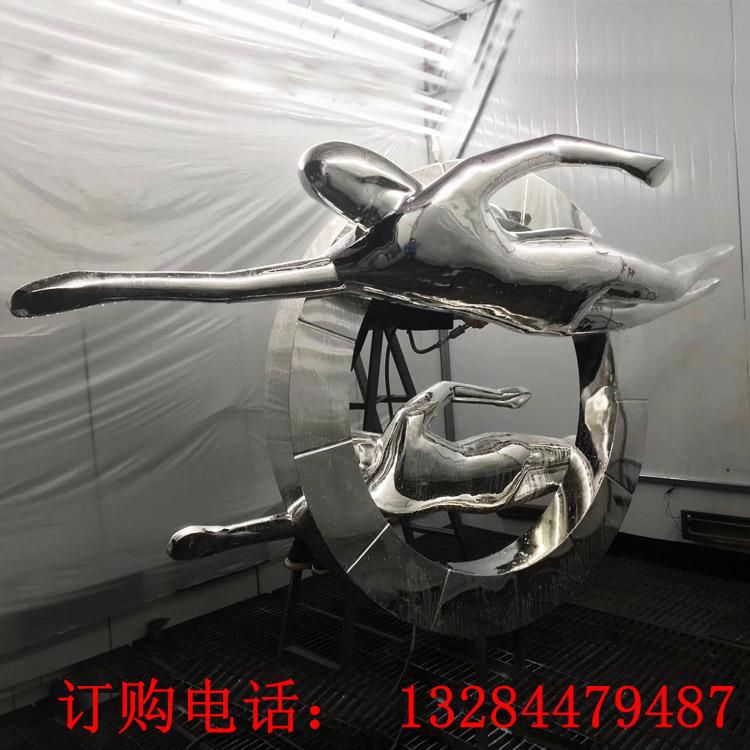 不锈钢镜面人物游泳雕塑
