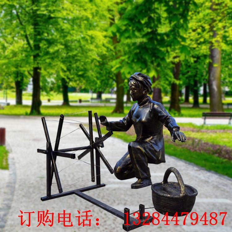 铸铜人物织布雕塑
