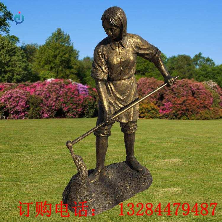 铸铜人物锄地雕塑