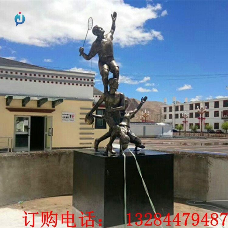 铸铜打羽毛球人物雕塑
