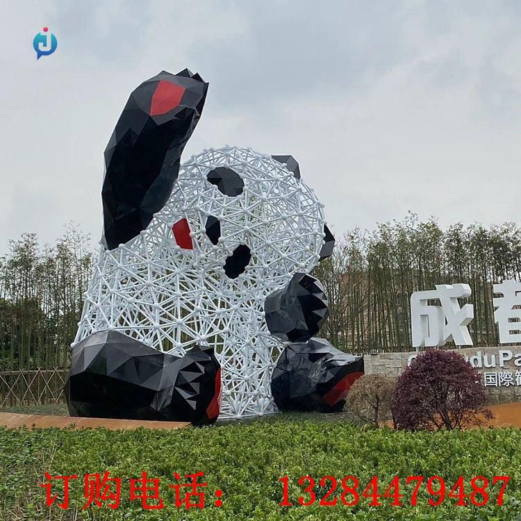 不锈钢镂空熊猫雕塑