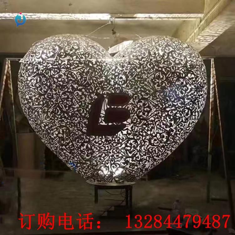 不锈钢镂空爱心雕塑