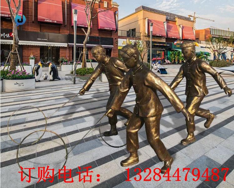 铸铜儿童推圆圈雕塑