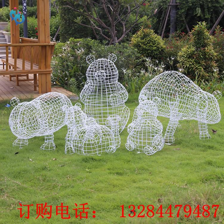不锈钢镂空熊猫雕塑