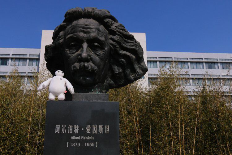 爱因斯坦名人景观铜雕
