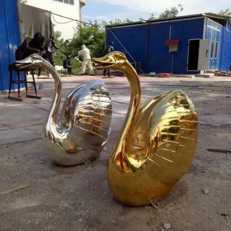不锈钢母子天鹅动物雕塑