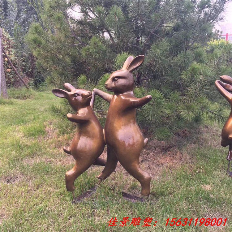 玩耍的兔子雕塑