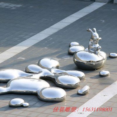 不锈钢 抽象兔子和鹅卵石雕塑