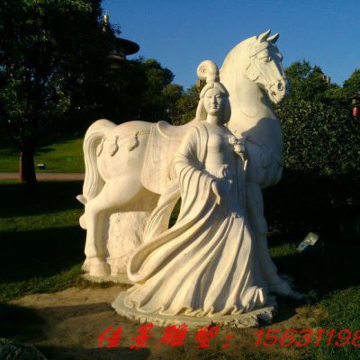 广场美女牵马石雕人物与马雕塑