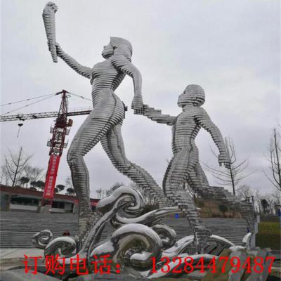 不锈钢大型人物拿火炬切片雕塑