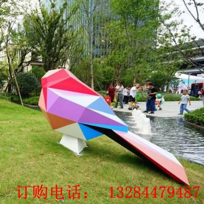 不锈钢彩绘几何切面小鸟雕塑