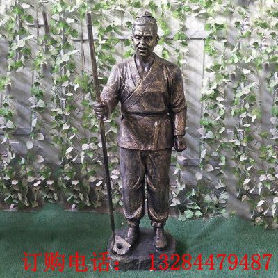 农民拿锄头铜雕