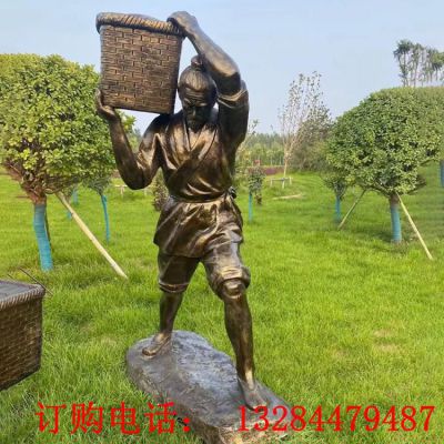 民俗文化农民扛箩筐铜雕