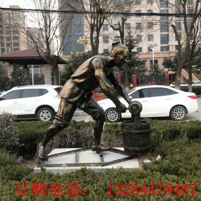 人物舀水铜雕