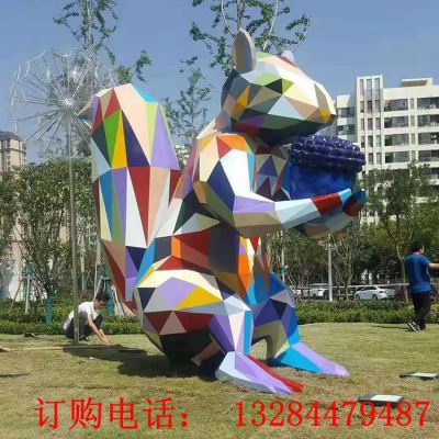大型不锈钢几何彩色松鼠雕塑