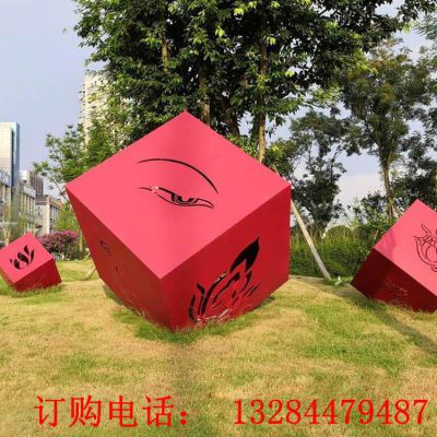 不锈钢红色正方形镂空雕塑
