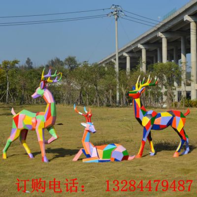 不锈钢彩绘几何鹿雕塑