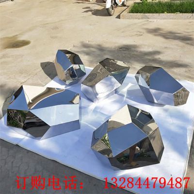 不锈钢镜面几何石头雕塑