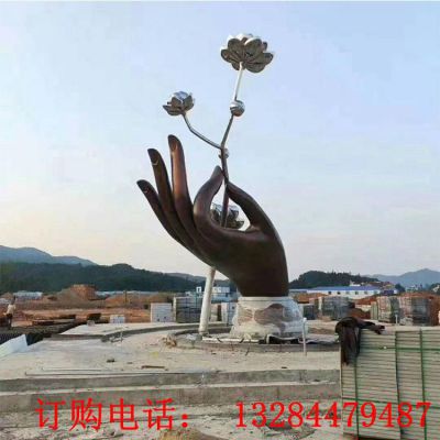 不锈钢人手拿荷花雕塑