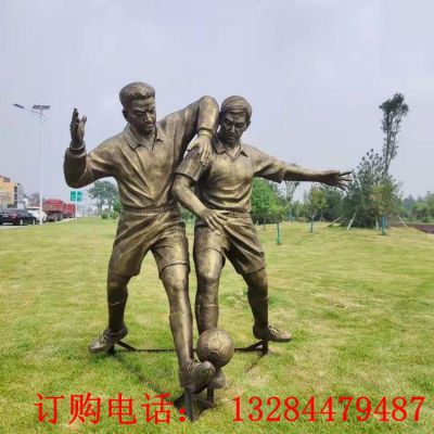 铸铜人物踢足球雕塑