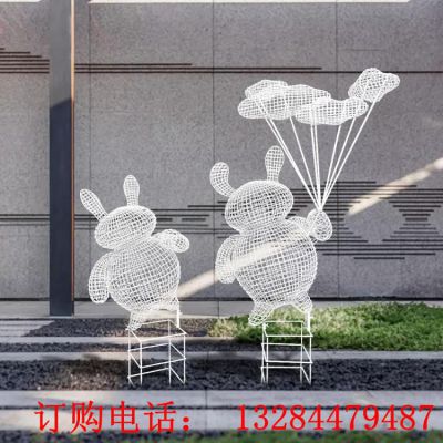 不锈钢镂空小熊雕塑