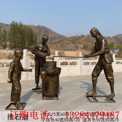 铸铜人物推石磨雕塑