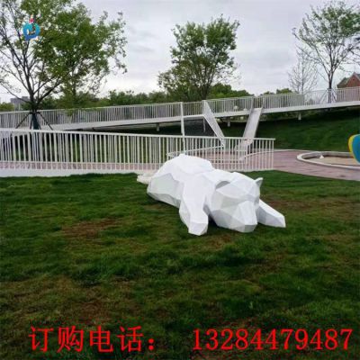 不锈钢几何趴着的熊雕塑
